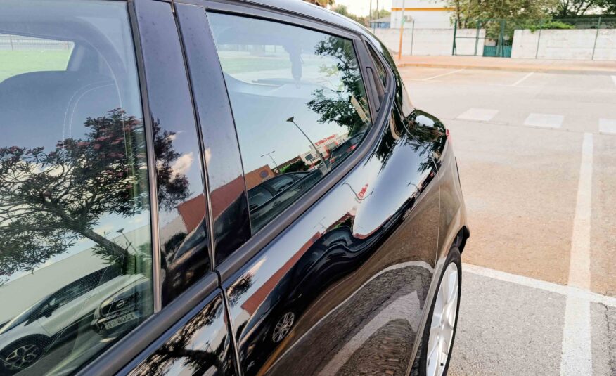 RENAULT CLIO 1.2 16V _ 73cv _ 2015 _ 111.000 kms _ Gasolina _ Desde 132€/mes _ Hasta 400€ de descuento por financiación