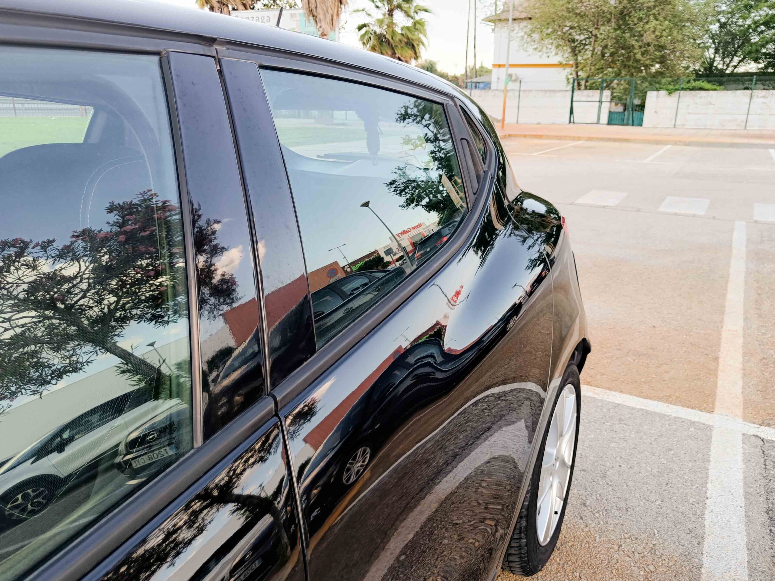 RENAULT CLIO 1.2 16V _ 73cv _ 2015 _ 111.000 kms _ Gasolina _ Desde 132€/mes _ Hasta 400€ de descuento por financiación