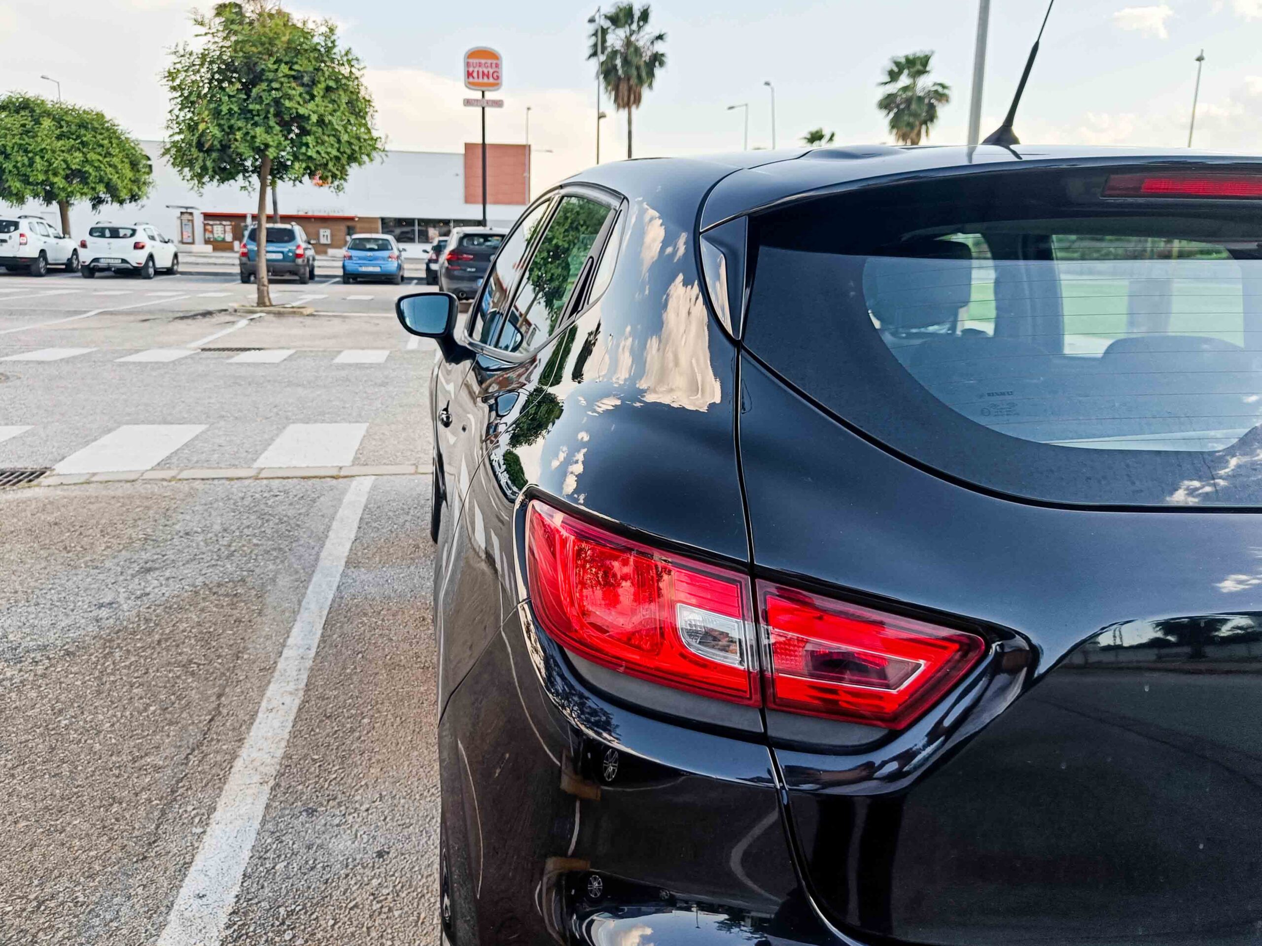 RENAULT CLIO 1.2 16V _ 73cv _ 2015 _ 111.000 kms _ Gasolina _ Desde 132€/mes _ Hasta 400€ de descuento por financiación