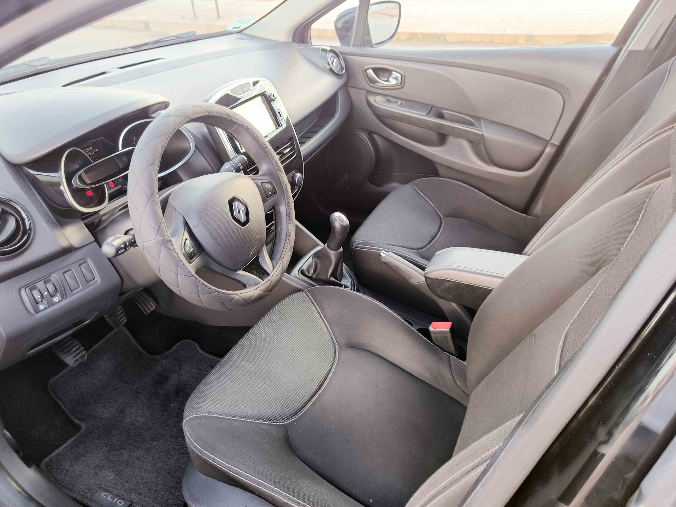 RENAULT CLIO 1.2 16V _ 73cv _ 2015 _ 111.000 kms _ Gasolina _ Desde 132€/mes _ Hasta 400€ de descuento por financiación