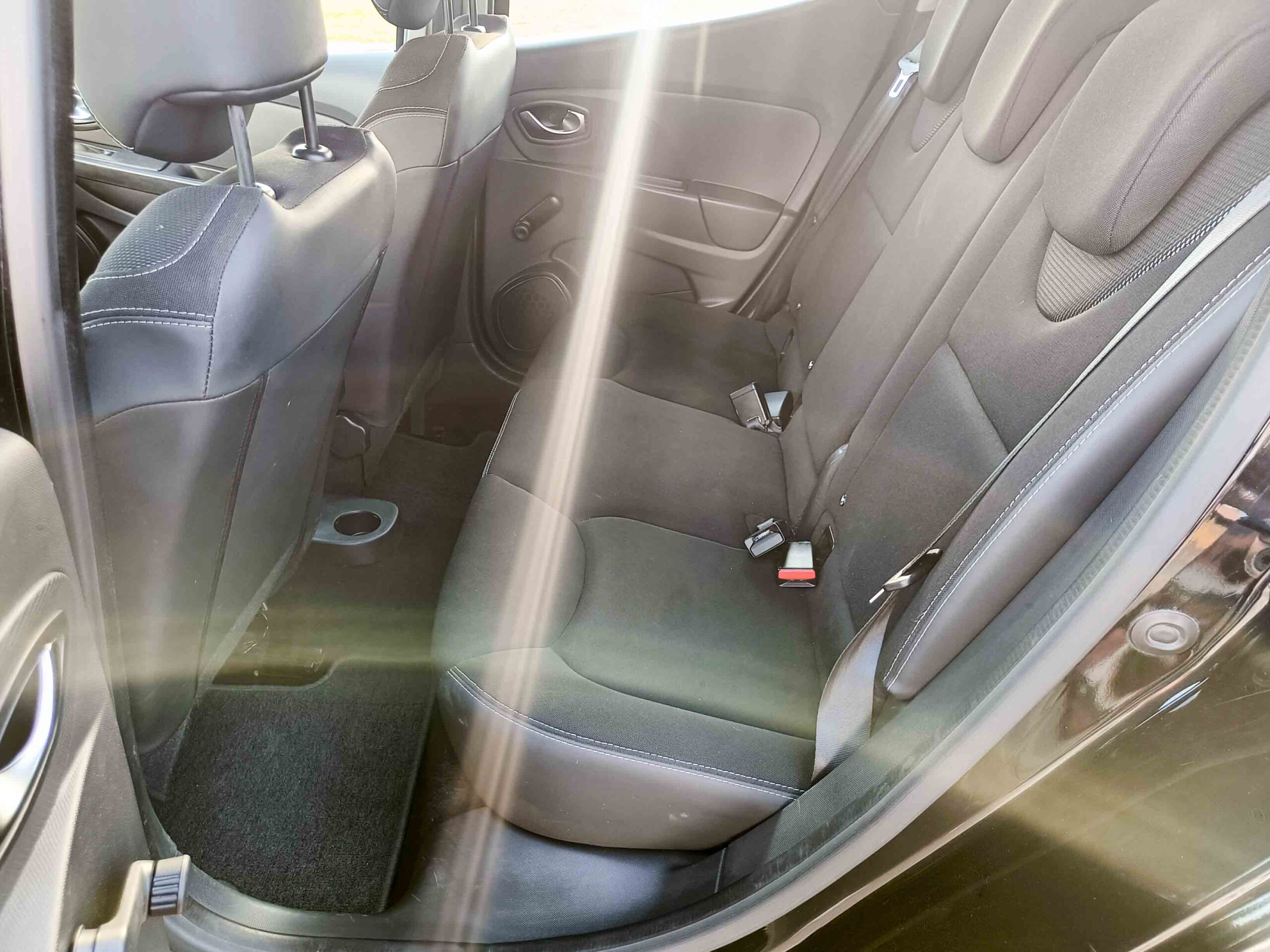 RENAULT CLIO 1.2 16V _ 73cv _ 2015 _ 111.000 kms _ Gasolina _ Desde 132€/mes _ Hasta 400€ de descuento por financiación