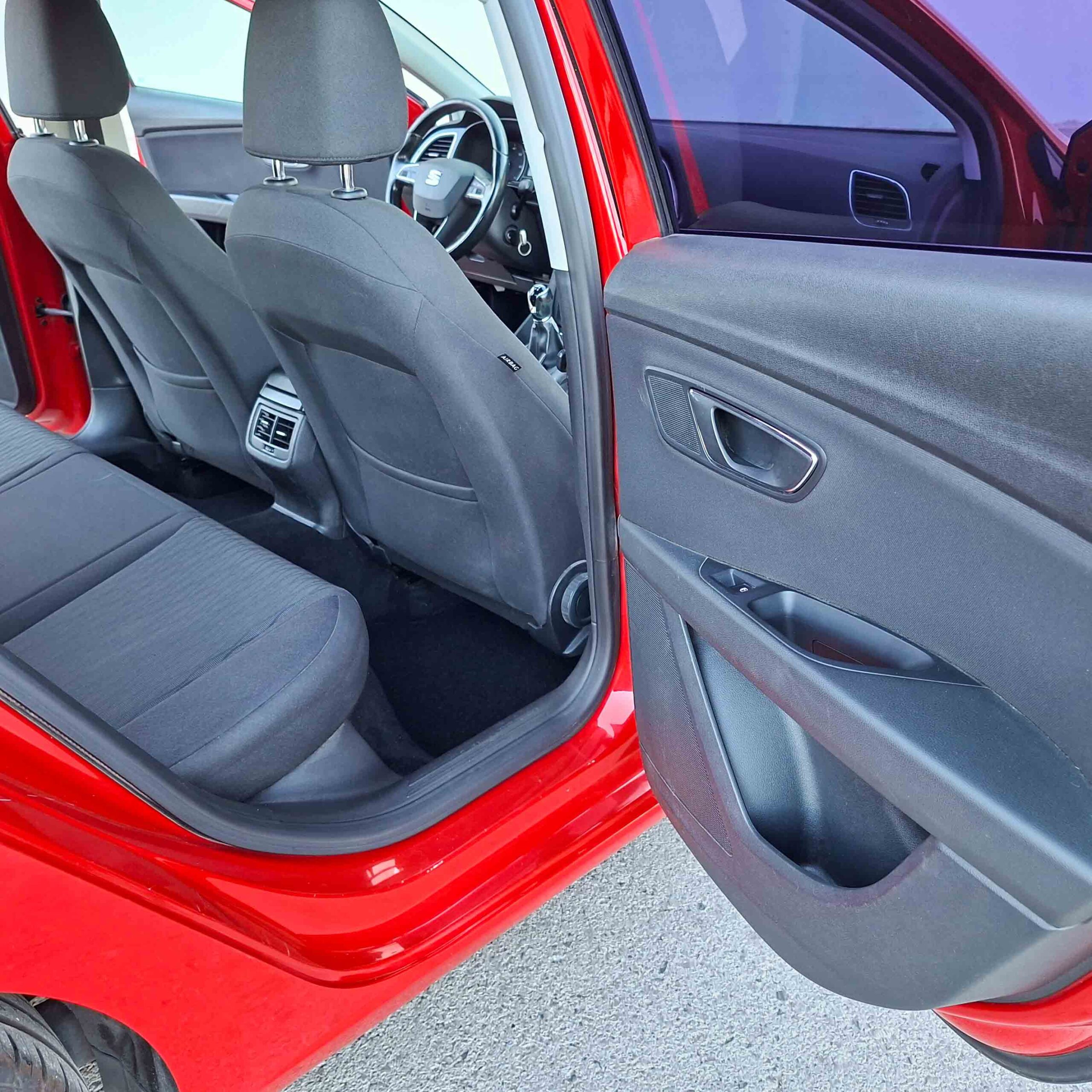 SEAT LEON ST 1.6 TDI CR S&S STYLE 110 _ 110cv _ 2016 _ 190.000 kms _ Diesel _ Hasta 500€ de descuento por financiación