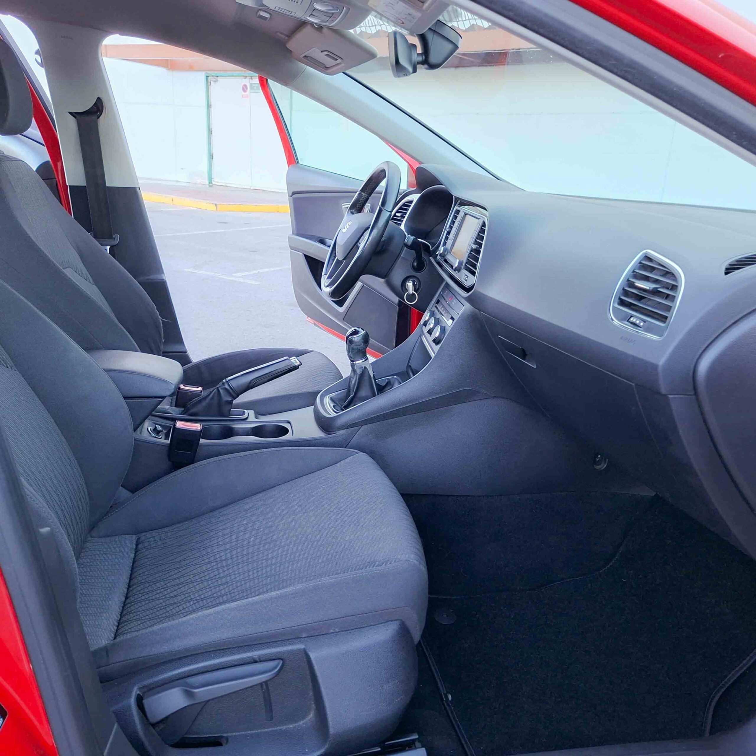 SEAT LEON ST 1.6 TDI CR S&S STYLE 110 _ 110cv _ 2016 _ 190.000 kms _ Diesel _ Hasta 500€ de descuento por financiación