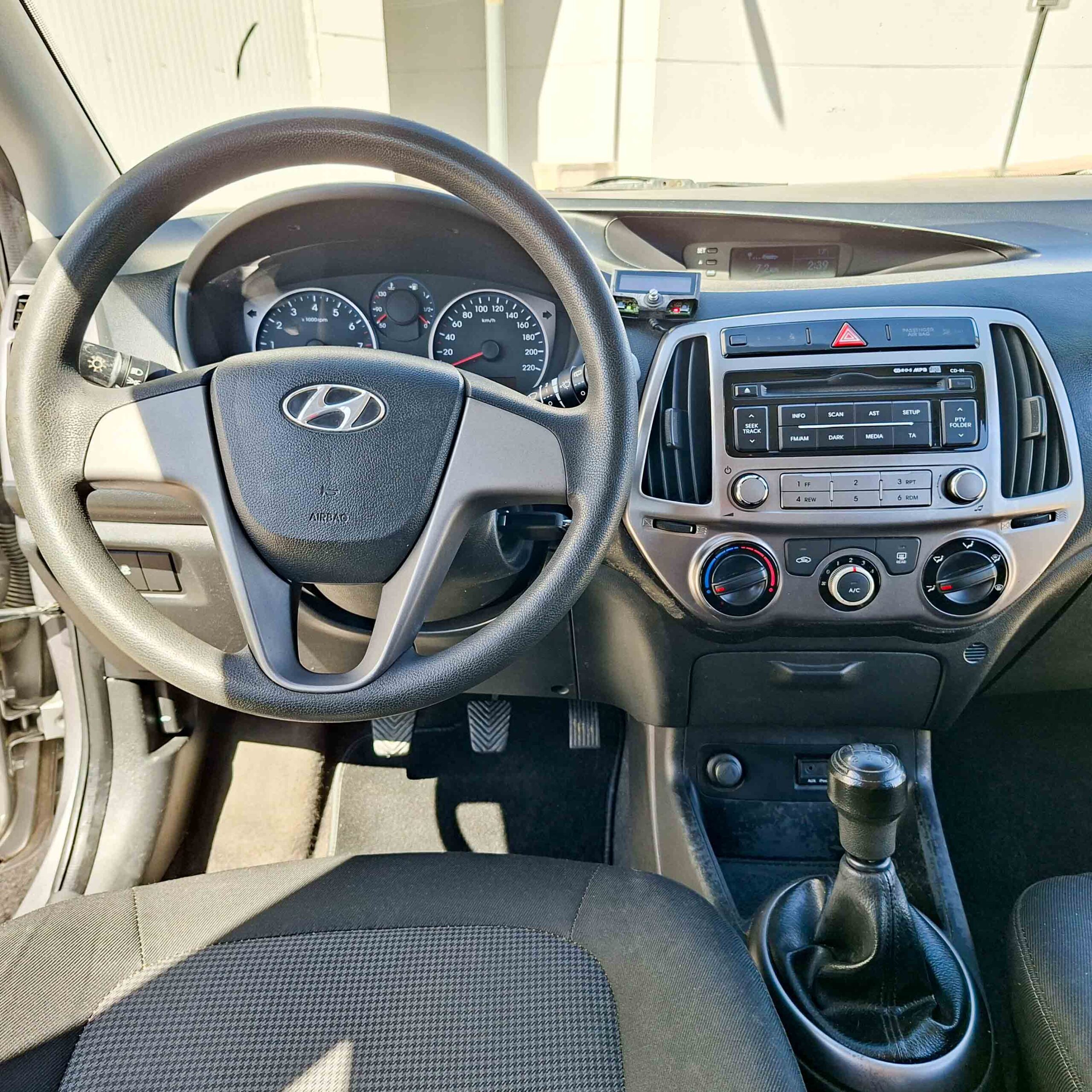 HYUNDAI i20 1.2 CLASSIC _ 85cv _ 2012 _ 189.000 kms _ Gasolina