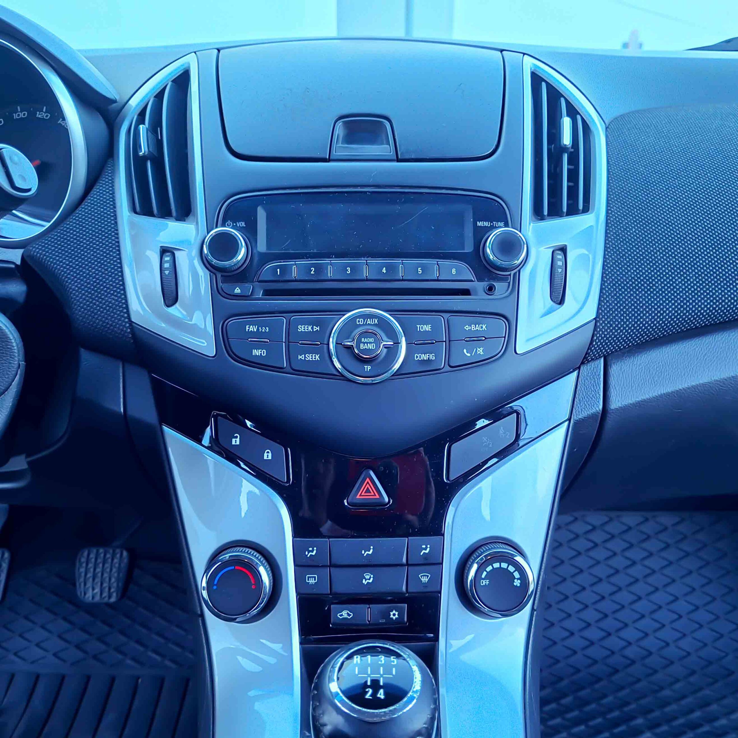 CHEVROLET CRUZE 1.6 LS+ AA _ 124 cv _ 2013 _ 114.000 kms _ Gasolina _ 5p. _ Manual